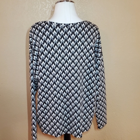H&M Women's Black and White Chevron Herringbone Top - Picture 2 of 5